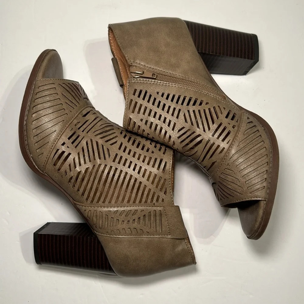 🌻 Report Aquarium Women’s Open Toe Heeled Booties size 9 - Picture 4 of 7